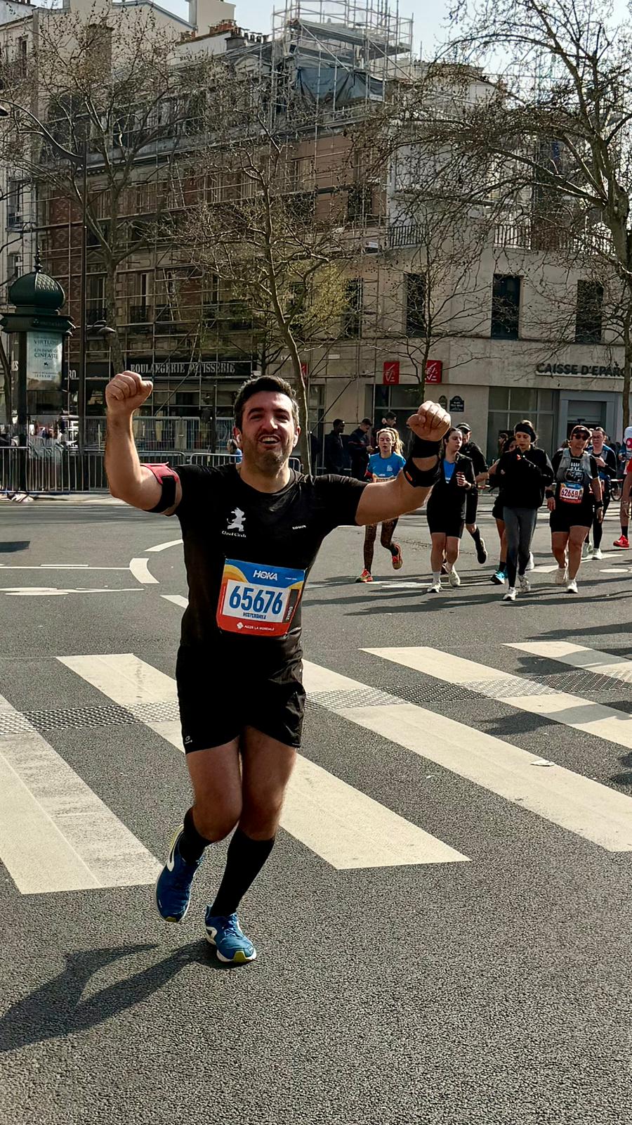 Un membre de l’équipe Cloud Girafe pendant sa course au HOKA Semi de Paris 2026