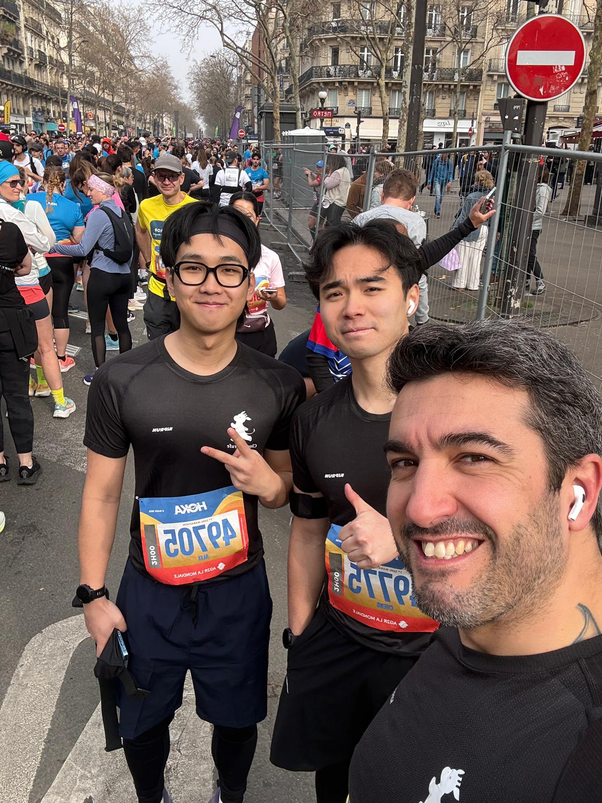 Trois membres de l’équipe Cloud Girafe avant le départ du HOKA Semi de Paris 2026