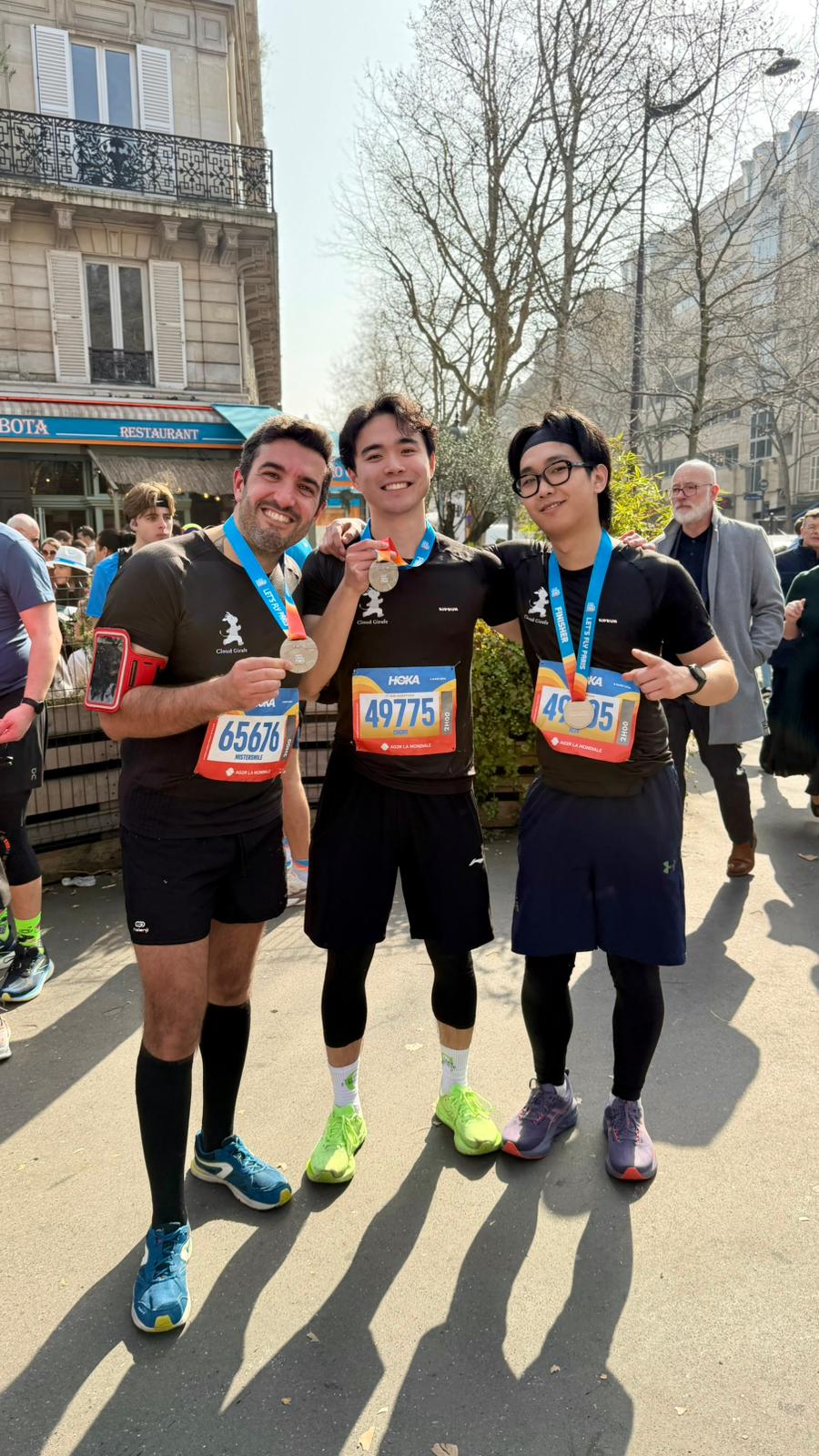 Trois membres de l’équipe Cloud Girafe présentent leurs médailles après le HOKA Semi de Paris 2026